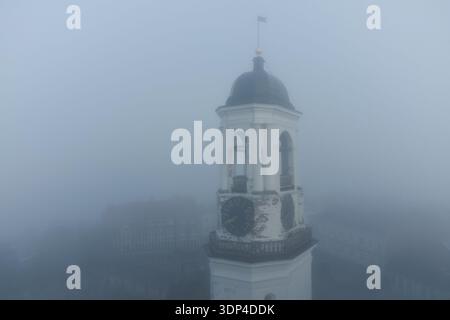 Vyborg, Russia - 19 settembre 2022: Un'antica torre dell'orologio nel centro storico di Vyborg durante la fitta nebbia. Oggetto del patrimonio culturale. Foto Stock