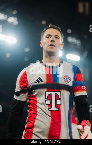 Calcio, Bundesliga, 1.FC Köln - FC Bayern München, Manuel Neuer (#1 - FC Bayern München) riscaldamento prima della partita Foto Stock