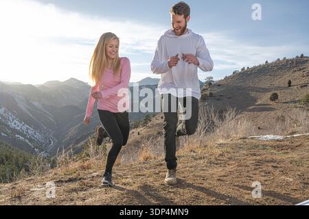 Coppia che si diverte a fare un'escursione in montagna Foto Stock