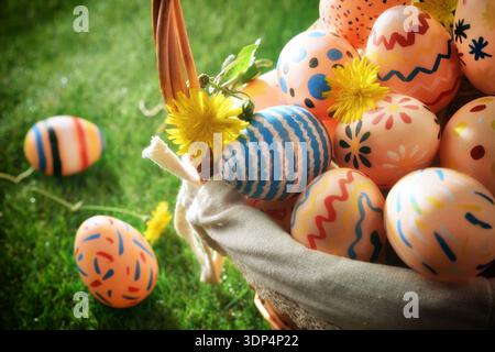 Primo piano di uova di Pasqua colorate nel cestino Foto Stock
