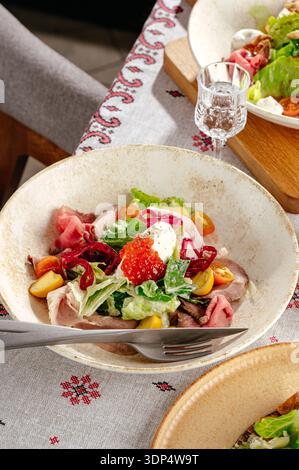 insalata con carne, verdure e salsa Foto Stock