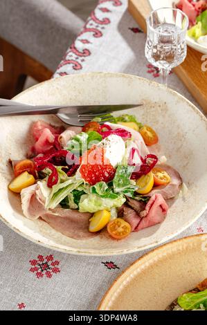 insalata con carne, verdure e salsa Foto Stock
