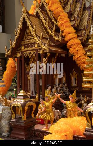 Tailandia, Trat, Koh Chang, White Beach, Spirit House fuori dall'hotel Foto Stock
