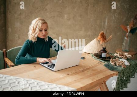 Donna al lavoro su portatile a casa Foto Stock