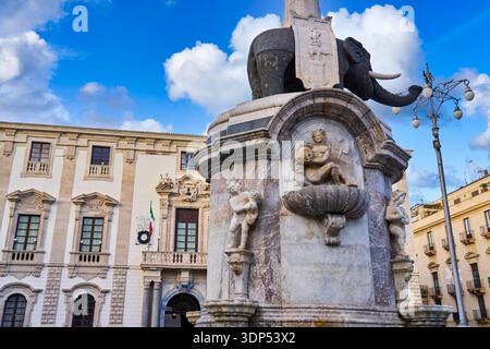 Fontana dell'Elefante (u'Liotru), Piazza del Duomo, Catania, Sicilia, Italia Foto Stock