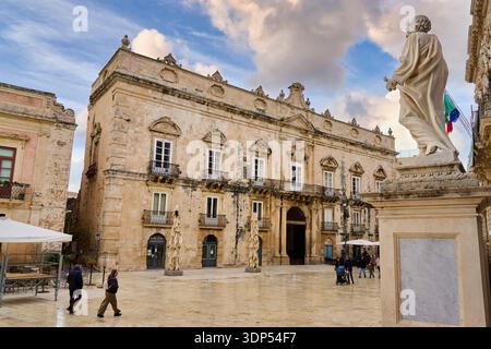 Statua di San Pietro, Palazzo Beneventano del Bosco, Piazza del Duomo, Isola di Ortiga, Siracusa, Sicilia, Italia Foto Stock