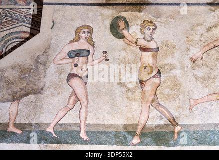 Sala dei palestinesi, giovani in bikini, ginnasio delle Figlie del Domino, Villa Romana del Casale, patrimonio dell'umanità dell'UNESCO, Piaz Foto Stock
