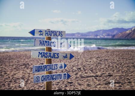Siighpost in legno sulla spiaggia in Spagna Foto Stock