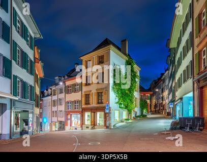 Basilea, Svizzera nella città vecchia all'ora blu. Foto Stock