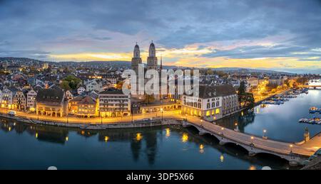 Zurigo, Svizzera, paesaggio urbano con le chiesette al crepuscolo. Foto Stock