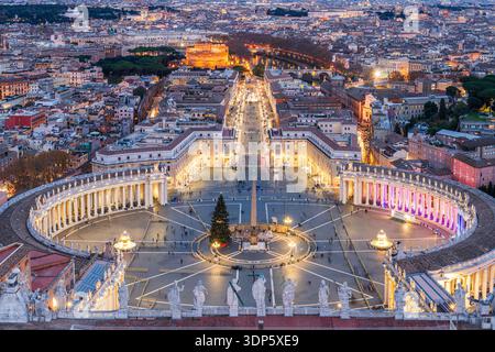 La Città del Vaticano si affaccia su St Piazza Pietro circondata da Roma, Italia al tramonto. Foto Stock