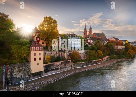 Basilea, Svizzera, sul fiume Reno all'autunno del sole. Foto Stock