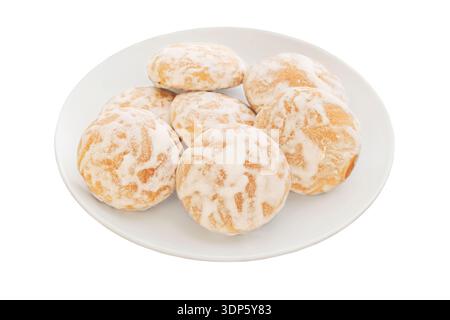 Dolci speziati rotondi per le vacanze. Romantico biscotto zuccherino per caffè. Biscotti al pan di zenzero in un piatto di ceramica su sfondo bianco. Foto Stock