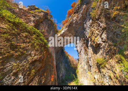 Natural Bridge, Virginia, USA dal basso in autunno. Foto Stock
