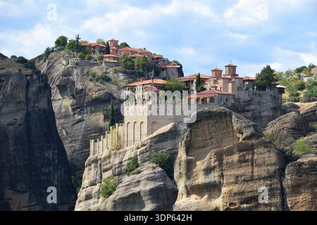 Monastero di Varlaam arroccato su una spettacolare formazione rocciosa a Meteora, in Grecia Foto Stock