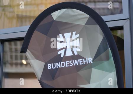 Berlino, Germania - 25 luglio 2023: Banner della Bundeswehr Career lounge con logo e design mimetico presso la stazione di Friedrichstrasse per il reclutamento militare. Foto Stock