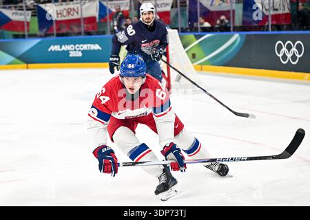 MILANO, ITALIA - 13 FEBBRAIO: David Kampf della Cechia in azione durante la partita del Prelim Round maschile tra Francia e Repubblica Ceca, il 7° giorno dei Giochi Olimpici invernali di Milano Cortina 2026, svoltasi il 13 febbraio 2026 a Milano, Italia. Foto Stock