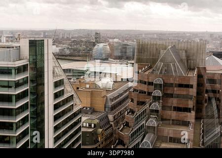 Vista verso l'ex municipio dal giardino al numero 120, Londra, Regno Unito Foto Stock