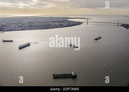 Vista aerea che guarda verso sud sul ponte Verrazzano-Narrows e sulla baia di New York verso l'Oceano Atlantico, con navi da carico e lo Staten IS Foto Stock