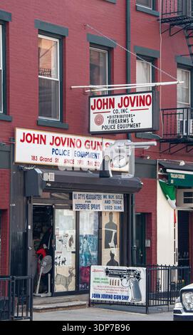 NEW YORK, STATI UNITI. 15 maggio 2008, negozio John Jovino Gun Shop a Little Italy Foto Stock