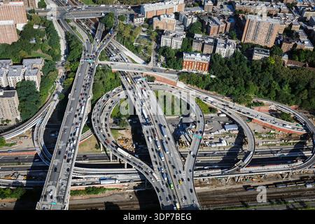 Un'intricata vista aerea dello svincolo autostradale multilivello e delle rampe di traffico aggrovigliate che collegano il Bronx e Manhattan al George Washington Foto Stock