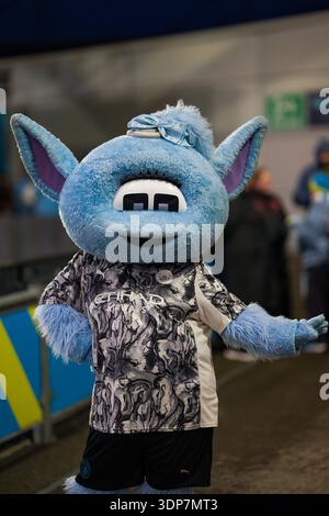 Manchester, Regno Unito. 13 febbraio 2026. La mascotte del Manchester City Moonbeam prima del Barclays Women's Super League match tra Manchester City Women e Leicester City Women al Joie Stadium. Crediti: Damon Thomson/Alamy Live News Foto Stock