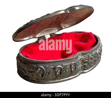 Apri la portagioie in argento vintage ornato con fodera in velluto rosso, pronta per i tuoi oggetti preziosi Foto Stock