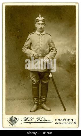 Soldato tedesco della prima guerra mondiale, cavaliere, Bernhard Koninck, 22 anni, con l'uniforme, elmetto picchelhaube. Soldato della prima guerra mondiale. Di Hubert Kaiser, Aquisgrana, Germania 1914 Foto Stock