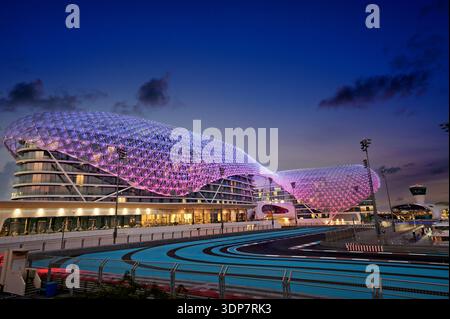 L'hotel W Abu Dhabi - Yas Island risplende al crepuscolo sul circuito di Yas Marina durante il Gran Premio di Formula 1 di Abu Dhabi, Emirati Arabi Uniti. Foto Stock