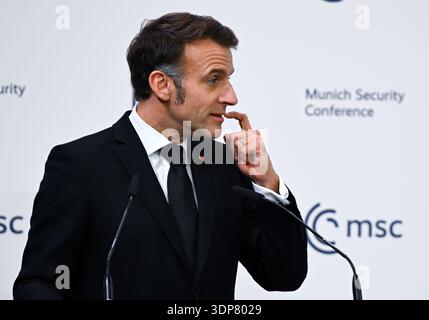 Monaco, Germania. 13 febbraio 2026. Emmanuel Macron, Presidente della Francia, parla alla Conferenza sulla sicurezza di Monaco. Crediti: Sven Hoppe/dpa/Alamy Live News Foto Stock