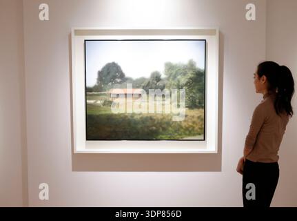 New York, Stati Uniti. 13 febbraio 2026. Schober (Haybarn) di Gerhard Richter è in mostra al Christie's venerdì 13 febbraio 2026 a New York. Christie's venderà due squisiti esempi di Gerhard Richter, una leggenda dell'arte contemporanea ampiamente considerata come il più grande pittore vivente. Le opere sono una tela astratta del 1991 e un paesaggio del 1984, ed entrambe sono in vendita nella nostra vendita serale a Londra il 5 marzo. Saranno esposti per un periodo limitato a New York foto di John Angelillo/UPI Credit: UPI/Alamy Live News Foto Stock