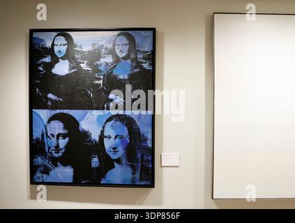 New York, Stati Uniti. 13 febbraio 2026. Four Mona Lisas di Andy Warhol è in mostra al Christie's venerdì 13 febbraio 2026 a New York. Christie's venderà due squisiti esempi di Gerhard Richter, una leggenda dell'arte contemporanea ampiamente considerata come il più grande pittore vivente. Le opere sono una tela astratta del 1991 e un paesaggio del 1984, ed entrambe sono in vendita nella nostra vendita serale a Londra il 5 marzo. Saranno esposti per un periodo limitato a New York foto di John Angelillo/UPI Credit: UPI/Alamy Live News Foto Stock