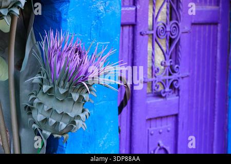 interni in stile cartoni animati artificiali di colore blu viola con fiore ravvicinato e spazio sullo sfondo di pareti e porte Foto Stock