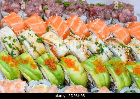Set di sushi con salmone, tonno, anguille, avocado e caviale Foto Stock