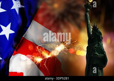 Statua della libertà, fuochi d'artificio, scintillanti in fiamme e bandiera degli Stati Uniti. Design di biglietti d'auguri o poster per le festività nazionali americane Foto Stock