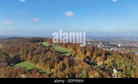 Vista aerea delle colline della foresta autunnale e della città di Bielefeld in Germania Foto Stock