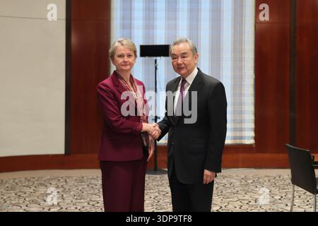 Monaco, Germania. 13 febbraio 2026. Il ministro degli Esteri cinese Wang Yi, anche membro dell'Ufficio politico del Comitato centrale del Partito Comunista Cinese, incontra il ministro degli Esteri britannico Yvette Cooper a margine della Conferenza di sicurezza di Monaco a Monaco, Germania, 13 febbraio 2026. Crediti: Du Zheyu/Xinhua/Alamy Live News Foto Stock
