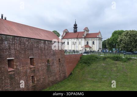 Collegiata, costruita tra il 1587 e il 1630, vecchia cinta muraria sulla sinistra, Zamosc, Polonia Foto Stock