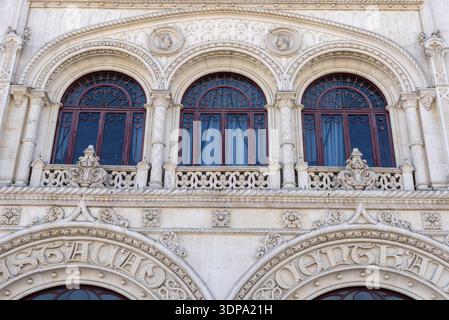 Dettaglio architettonico della stazione ferroviaria di Rossio nel centro storico di Lisbona, Portogallo Foto Stock