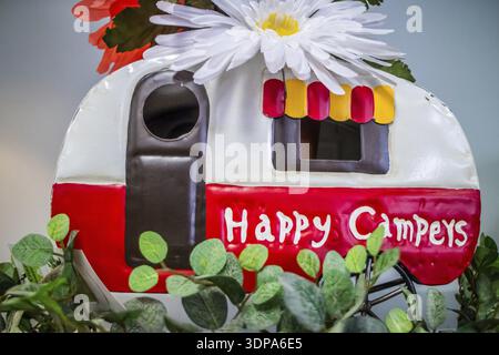 Salt Lake City, UT, Stati Uniti d'America - 7 agosto 2019: Una macchina fotografica felice dei campeggiatori Foto Stock