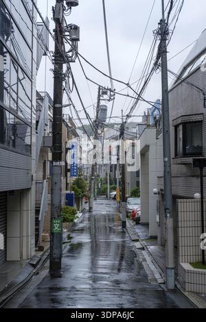 Vicolo deserto in un giorno di pioggia a Tokyo, Giappone, Tokyo, Giappone Foto Stock