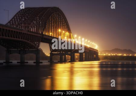 Il ponte di Banghwa si illuminava di notte sul fiume han a seoul, corea del Sud Foto Stock