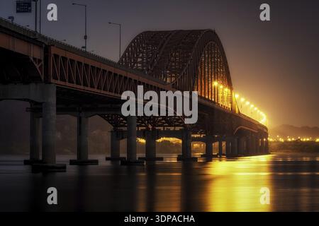 Ponte Banghwa di notte. il ponte banghwa attraversa il fiume han e si trova a seoul, corea del sud Foto Stock