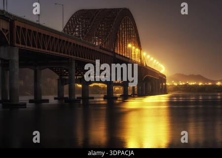 Il ponte di Banghwa si illuminava di notte sul fiume han a seoul, corea del Sud Foto Stock