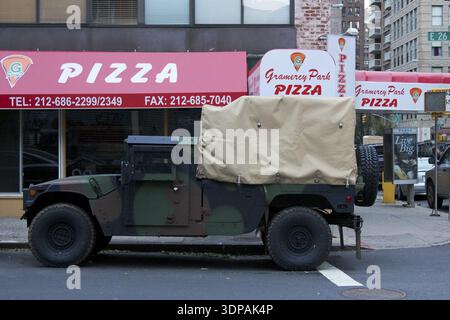 NEW YORK, NY, USA - 31 OTTOBRE 2012: Le unità della Guardia Nazionale si riuniscono fuori dall'armeria sulla Lexington Avenue a New York, NY, USA, il 31 ottobre 2012. Foto Stock