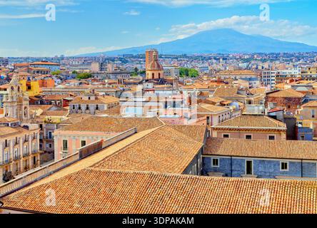 Vista elevata della città con il vulcano Etna in lontananza, Catania, Sicilia, Italia Foto Stock