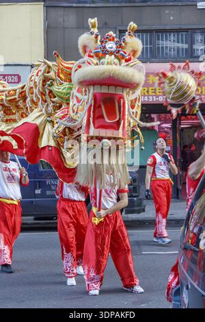 Persone che festeggiano durante una parata taiwanese nel Lower East Side di Manhattan, New York, New York, Stati Uniti Foto Stock