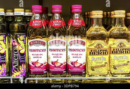 Samara, Russia - 7 maggio 2022: Oli d'oliva assortiti in bottiglia pronti per la vendita nel negozio. Vari oli d'oliva in bottiglia Foto Stock