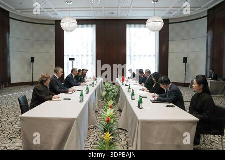 Monaco, Germania. 13 febbraio 2026. Il presidente serbo Aleksandar Vucic incontra il ministro degli Esteri cinese Wang Yi, anche membro dell'Ufficio politico del Comitato centrale del Partito Comunista Cinese, a margine della Conferenza sulla sicurezza di Monaco di Baviera, Germania, 13 febbraio 2026. Crediti: Du Zheyu/Xinhua/Alamy Live News Foto Stock