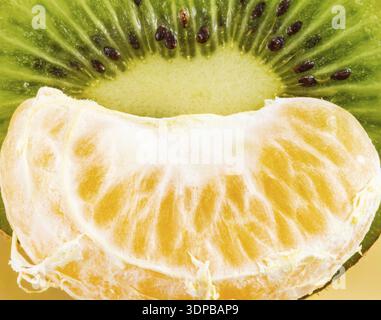 Kiwi a fette e Tangerine fresche in primo piano Foto Stock